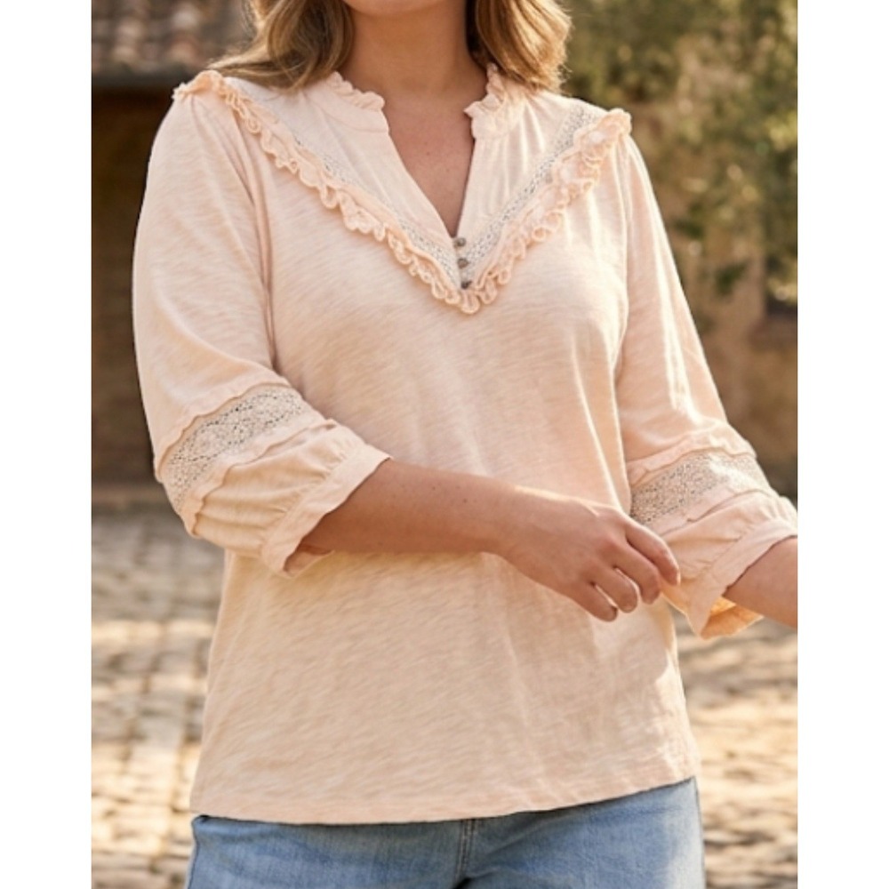 Democracy features‎ intricate lace trim along the V-neckline and sleeves Size XL